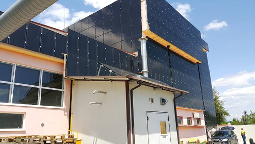 Фасада от CIGS фотоволтаични панели захранва ферма в Пазарджик